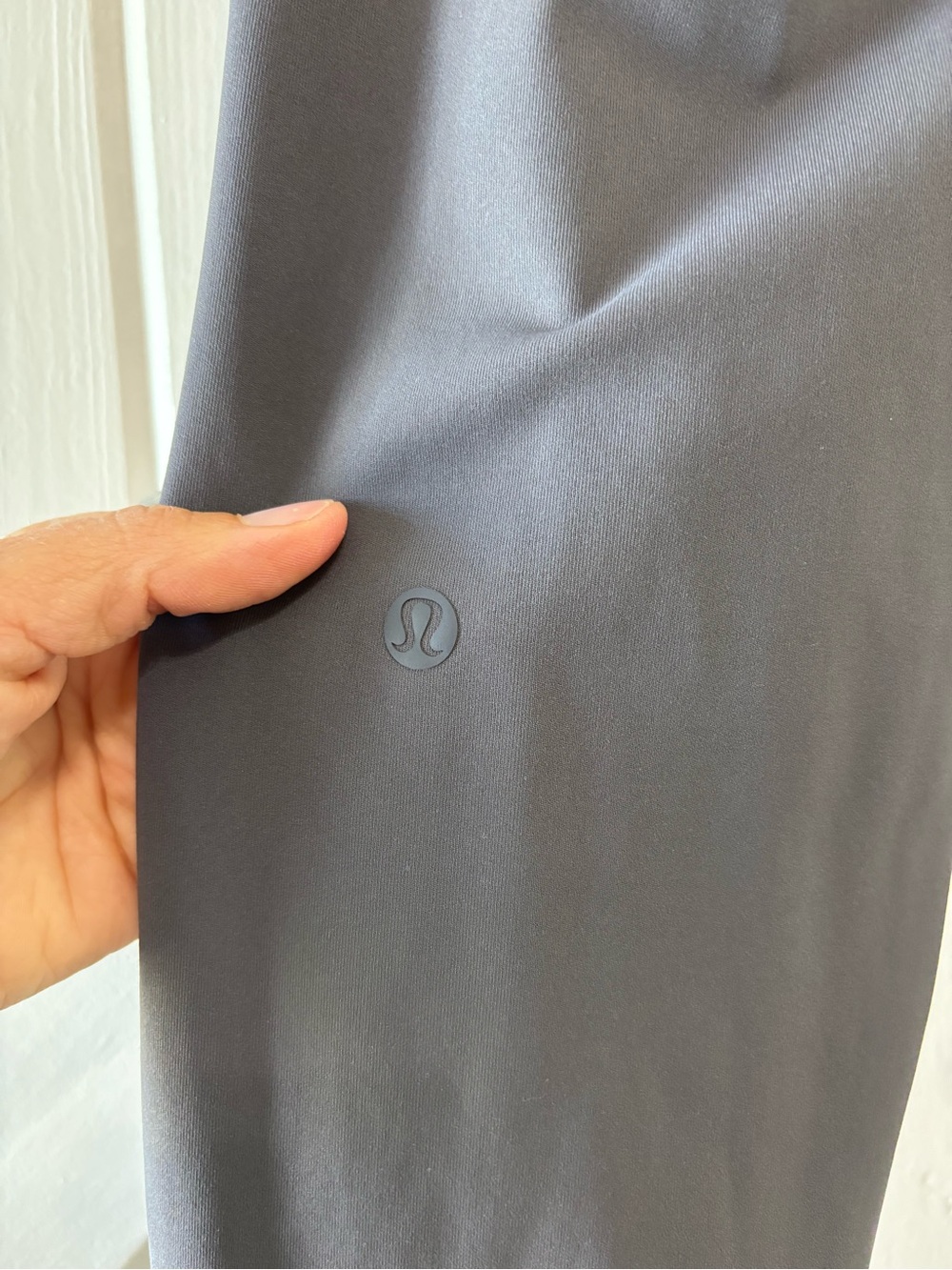 Lululemon On The Fly Gray Tapered Pants Pockets Size 2 - Picture 4 of 7